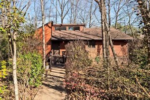 Exterior - Cozy Home:  Close to UT, Smoky Mountains and outdoor fun  (Knoxville)