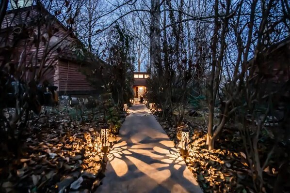 Property grounds - Cozy Home:  Close to UT, Smoky Mountains and outdoor fun  (Knoxville)