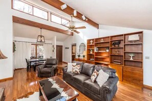 Smart TV, fireplace, books, music library - Cozy Home:  Close to UT, Smoky Mountains and outdoor fun  (Knoxville)