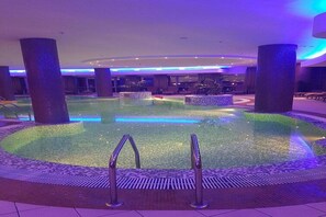 สระว่ายน้ำในร่ม