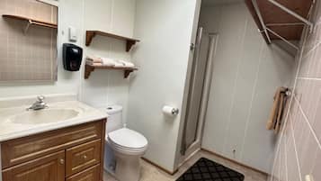Deluxe Double Room, Multiple Beds, Kitchenette, Mountain View | Bathroom | Shower, towels