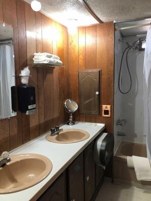 Shower, towels - Uncle Nicolai's Inn (Copper Center)