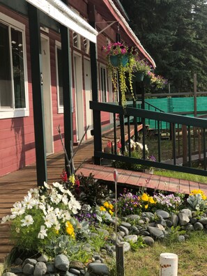 Exterior - Uncle Nicolai's Inn (Copper Center)