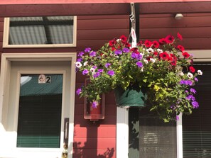 Exterior - Uncle Nicolai's Inn (Copper Center)