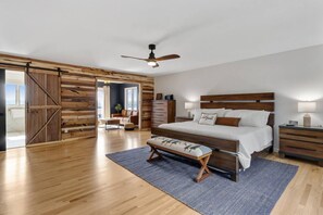 6 bedrooms, desk, iron/ironing board, travel crib