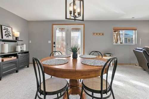 The Dwelling Place-
Spacious•2BR•Fireplace•Big TV•Private Lower Level•Two Parks