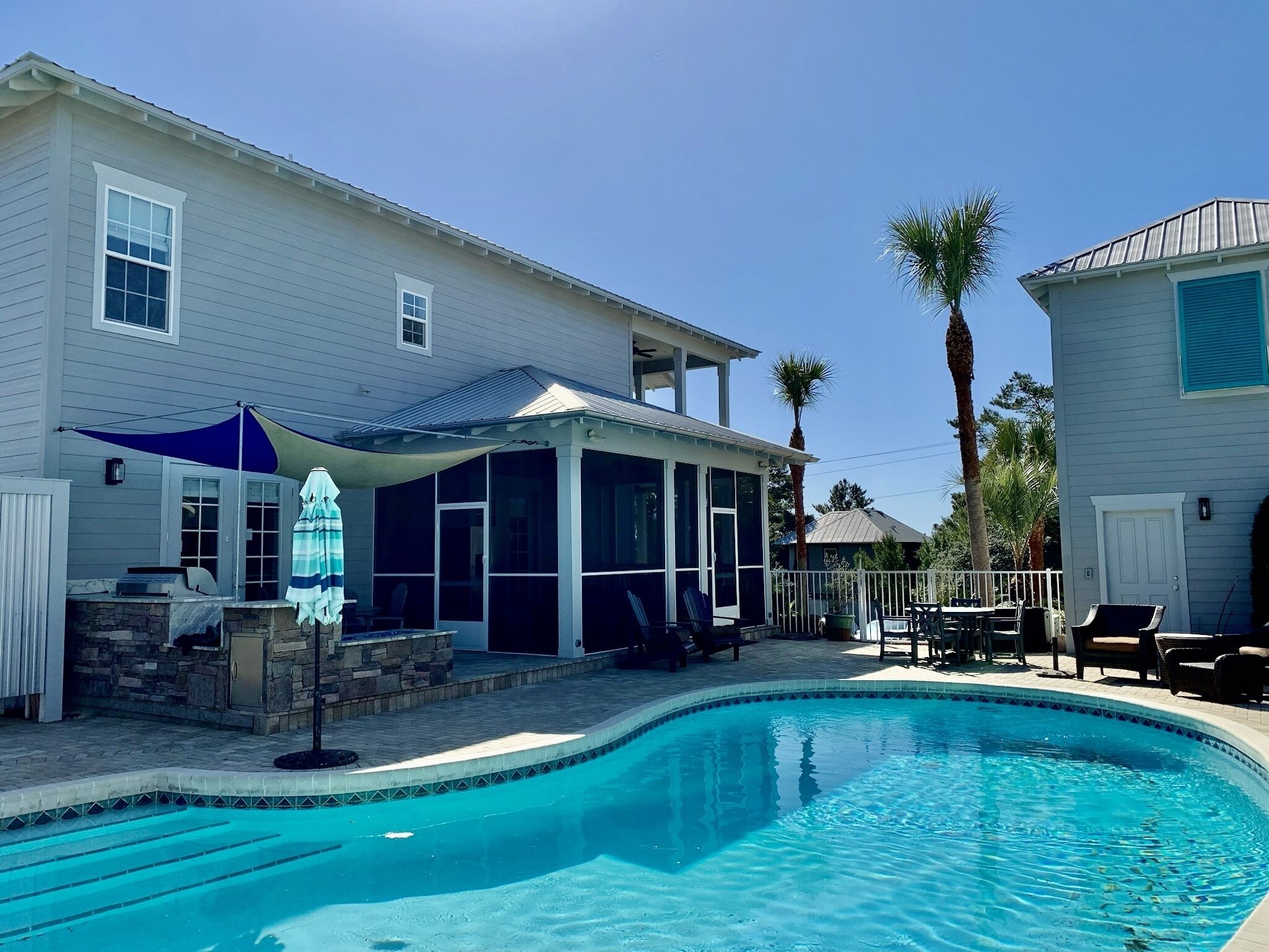 室外游泳池，池畔遮阳伞，日光浴躺椅