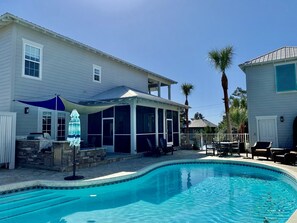 室外游泳池，池畔遮阳伞，日光浴躺椅