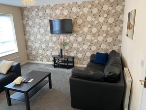 Smart TV - Oasis Abode @ Ashover Newcastle: Two ensuites, and two double beds room. (Newcastle upon Tyne)