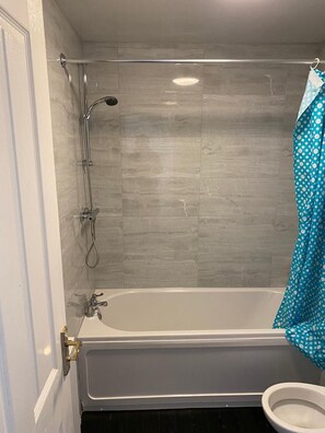 Haartrockner, Handtücher, Seife, Shampoo