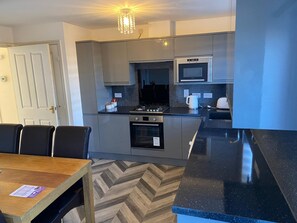 Fridge, microwave, oven, electric kettle - Oasis Abode @ Ashover Newcastle: Two ensuites, and two double beds room. (Newcastle upon Tyne)