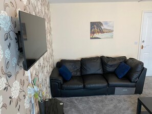 Smart TV - Oasis Abode @ Ashover Newcastle: Two ensuites, and two double beds room. (Newcastle upon Tyne)