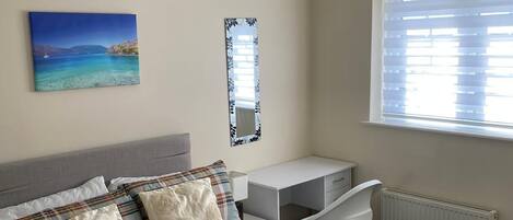 4 bedrooms, iron/ironing board, WiFi, bed sheets