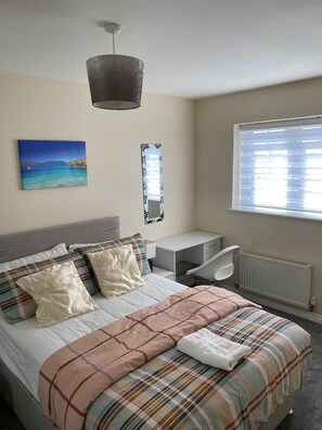 4 bedrooms, iron/ironing board, WiFi, bed sheets - Oasis Abode @ Ashover Newcastle: Two ensuites, and two double beds room. (Newcastle upon Tyne)