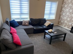 Smart TV - Oasis Abode @ Ashover Newcastle: Two ensuites, and two double beds room. (Newcastle upon Tyne)