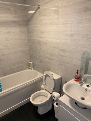 Hair dryer, towels, soap, shampoo - Oasis Abode @ Ashover Newcastle: Two ensuites, and two double beds room. (Newcastle upon Tyne)