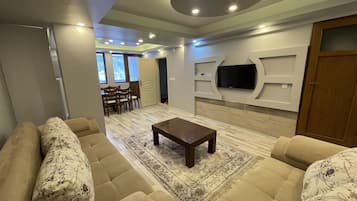 Condo clásico, 1 habitación | Área de sala de estar | Televisión