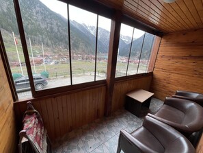 Condo Business | Hiên