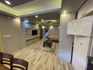 Condo phong cách cổ điển, 1 phòng ngủ | Bàn, phòng cách âm, bàn ủi/dụng cụ ủi quần áo 