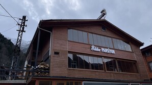 A wooden building with a sign reading "Bikka Pansiyon". - Uzungöl Bikka Pansiyon (Çaykara)