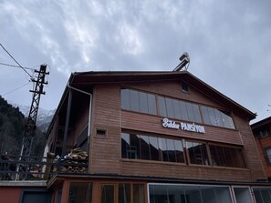 Mặt tiền nơi lưu trú