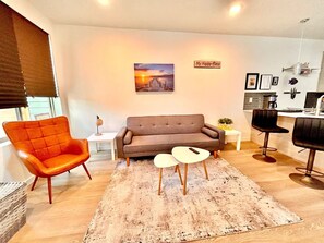 Smart TV, offices, computer monitors - Modern townhouse with rooftop.

 (Seattle)