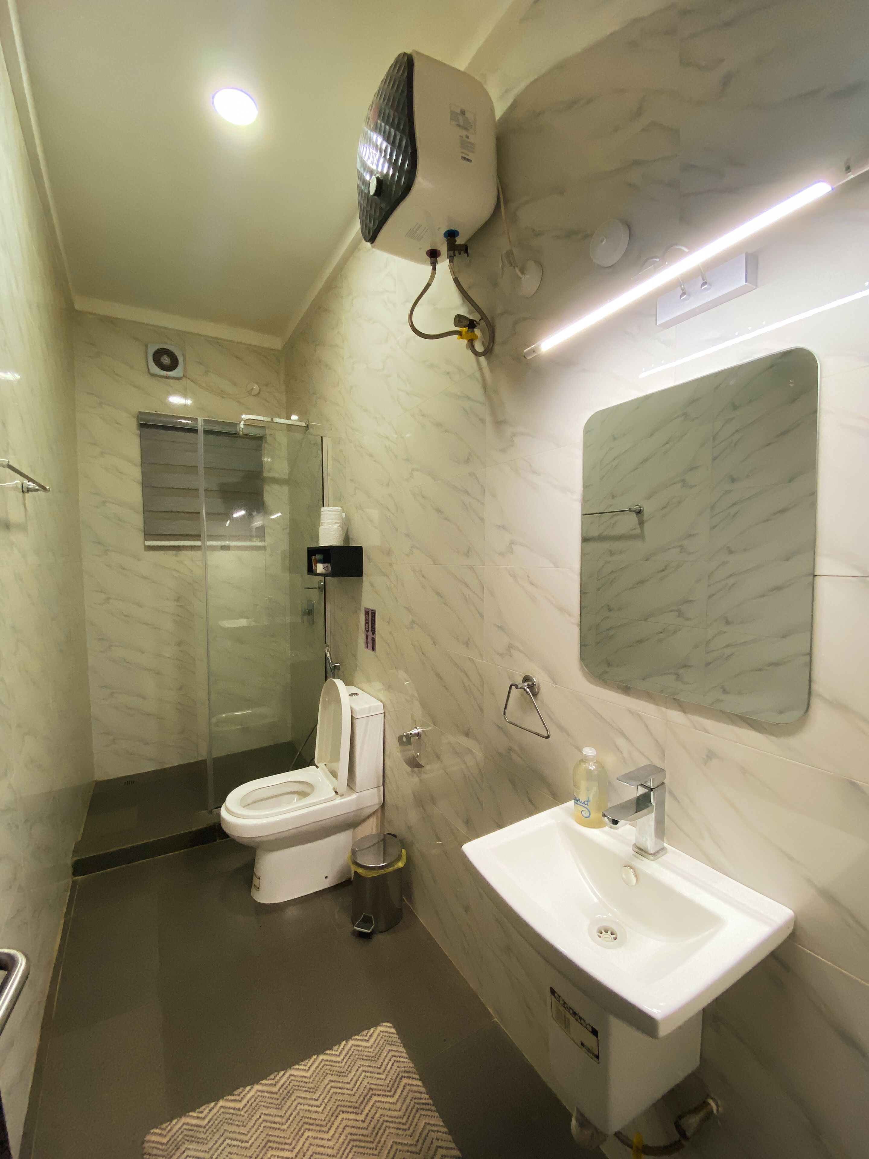 Shower, free toiletries, slippers, bidet