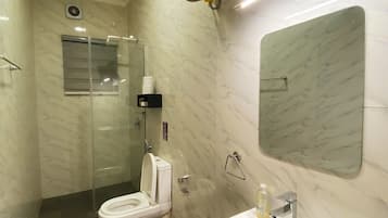 Chambre supérieure | Salle de bain | Douche, articles de toilette (gratuits), pantoufles, bidet