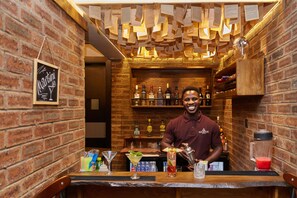 2 bars/lounges
