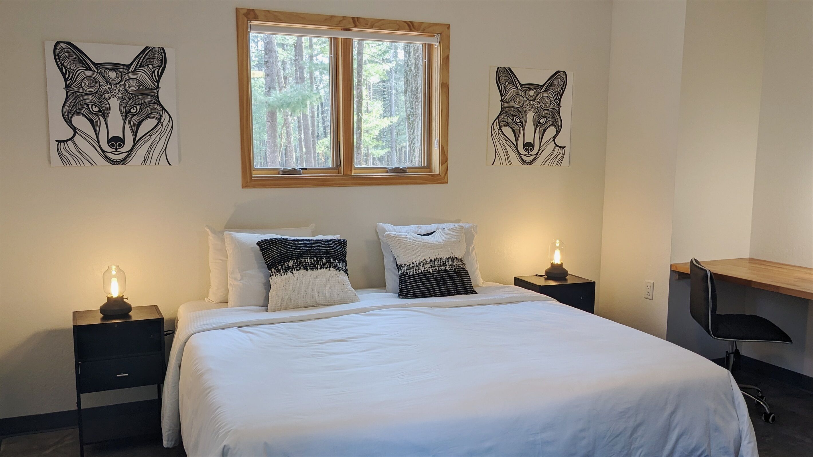 3 bedrooms, desk, WiFi, bed sheets