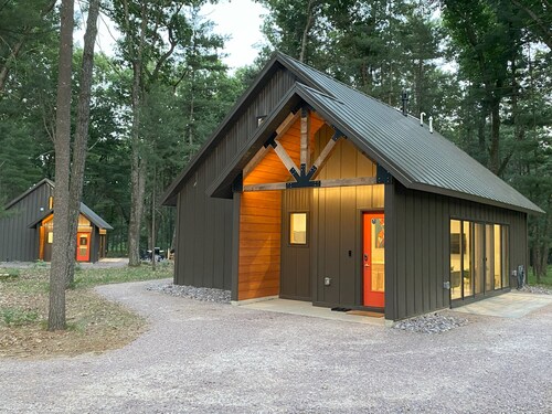 Fox Cabin @ Orange Tractor Retreat: 3BR ADA accessible cabin on 40 private acres