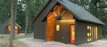Fox Cabin @ Orange Tractor Retreat: 3BR ADA accessible cabin on 40 private acres