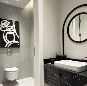 Design-lejlighed - 2 soveværelser | Badeværelse | Gratis toiletartikler, badekåber, hjemmesko, håndklæder