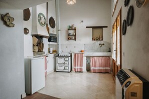 Kühlschrank, Ofen, Herdplatte, Wasserkocher mit Kaffee-/Teezubehör