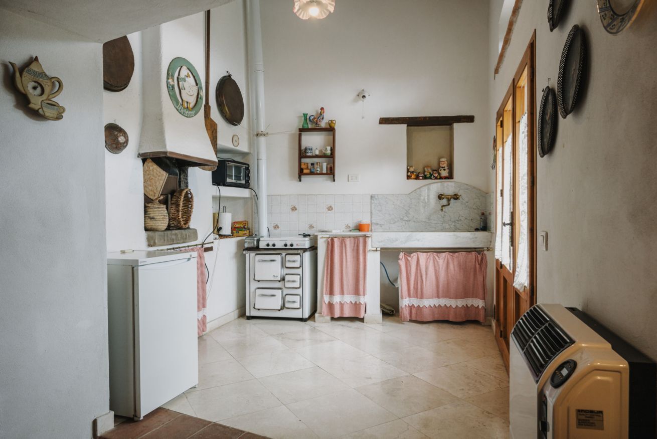Fridge, oven, stovetop, coffee/tea maker