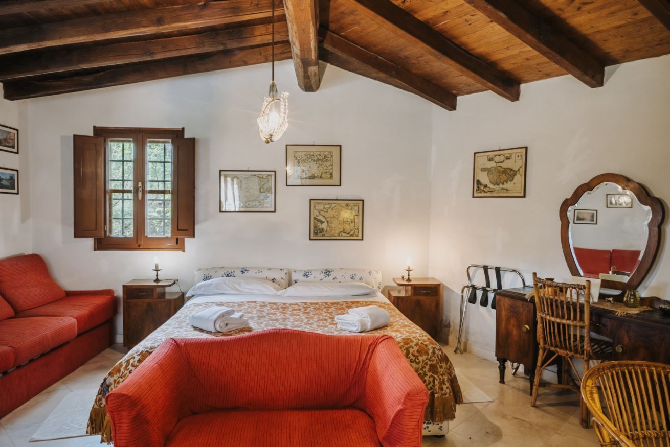 1 bedroom, desk, WiFi, bed sheets