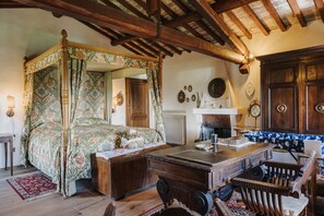 3 bedrooms, WiFi, bed sheets - Casale Lilio By MMega (San Gimignano)