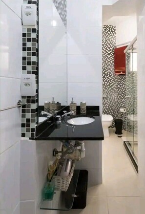 Shower, hair dryer, towels, soap - Rent Copacabana: Heart of Copa, New Year only for 4 people, no visitors. (Copacabana Rio de Janeiro)