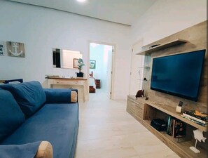 Smart TV - Rent Copacabana: Heart of Copa, New Year only for 4 people, no visitors. (Copacabana Rio de Janeiro)