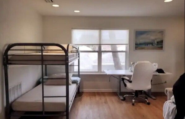 7 habitaciones, tabla de planchar con plancha, wifi y ropa de cama