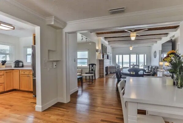 Dining - Fabulous oceanfront house with private beach access. (Daytona Beach)