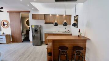 Frigorífico, placa de cocina, cafetera o tetera y hervidor eléctrico