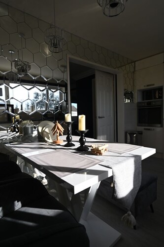 Stylish home in Warwick with piano. Free parking! EV charger available