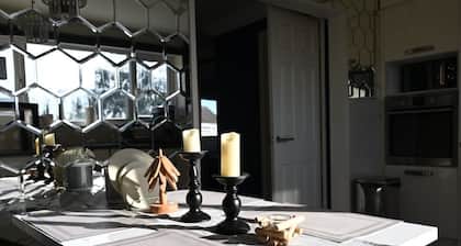 Stylish home in Warwick with piano. Free parking! EV charger available