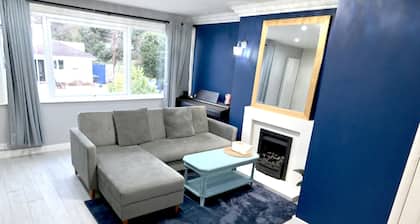 Stylish home in Warwick with piano. Free parking! EV charger available