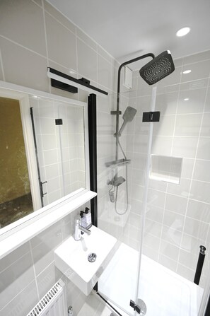 Bruser, hårtørrer, bidet, håndklæder