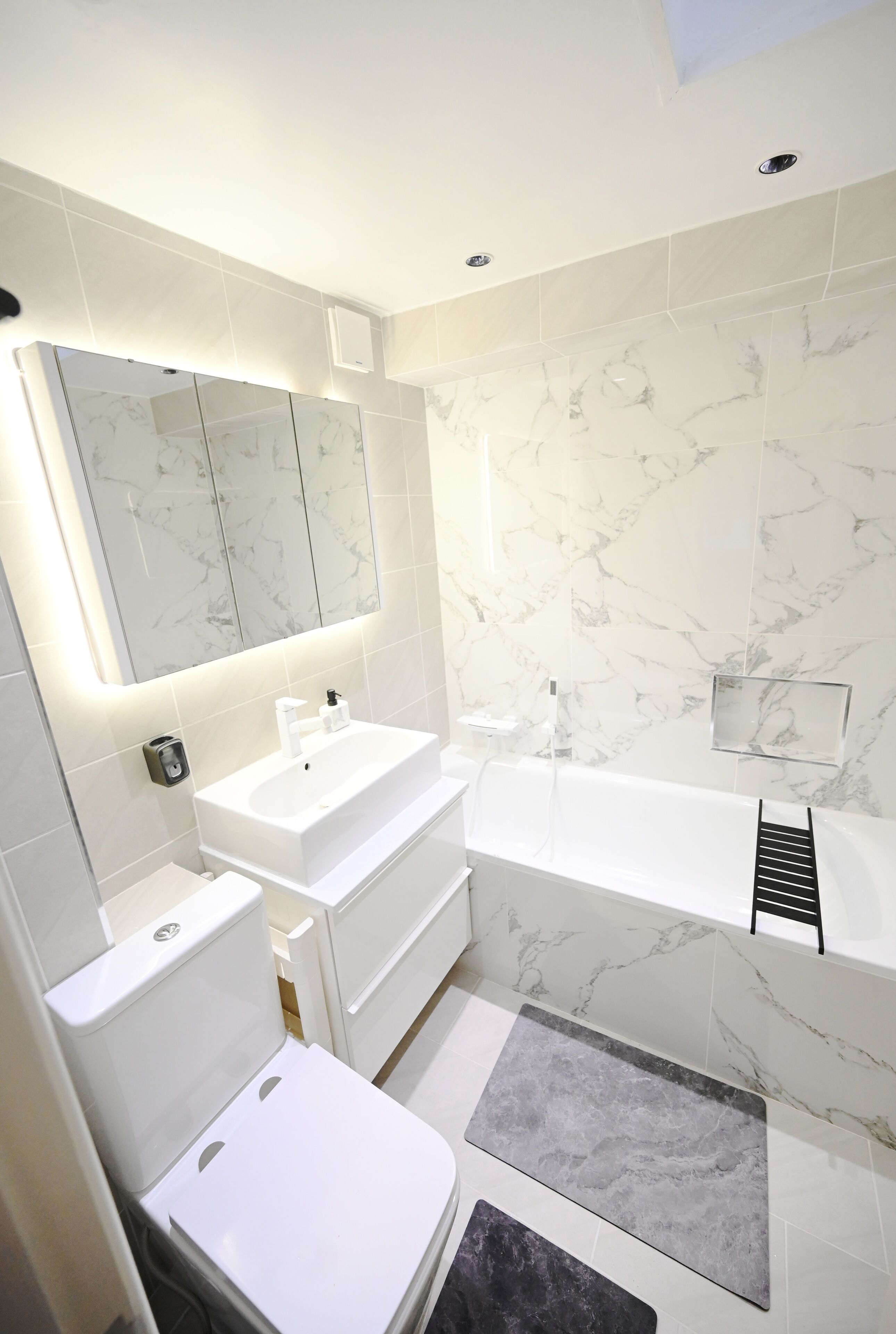 Ducha, secador de pelo, bidé y toallas