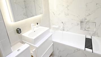 Ducha, secador de pelo, bidé y toallas