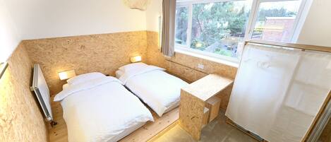 2 bedrooms, desk, WiFi, bed sheets