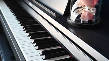 Un piano amb una cúpula de vidre que conté una caixa de regals rosa.